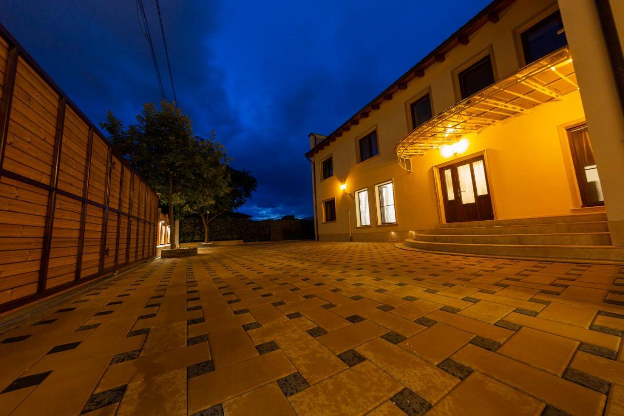 Отель Casa Cu Nuc Алба-Юлия Экстерьер фото
